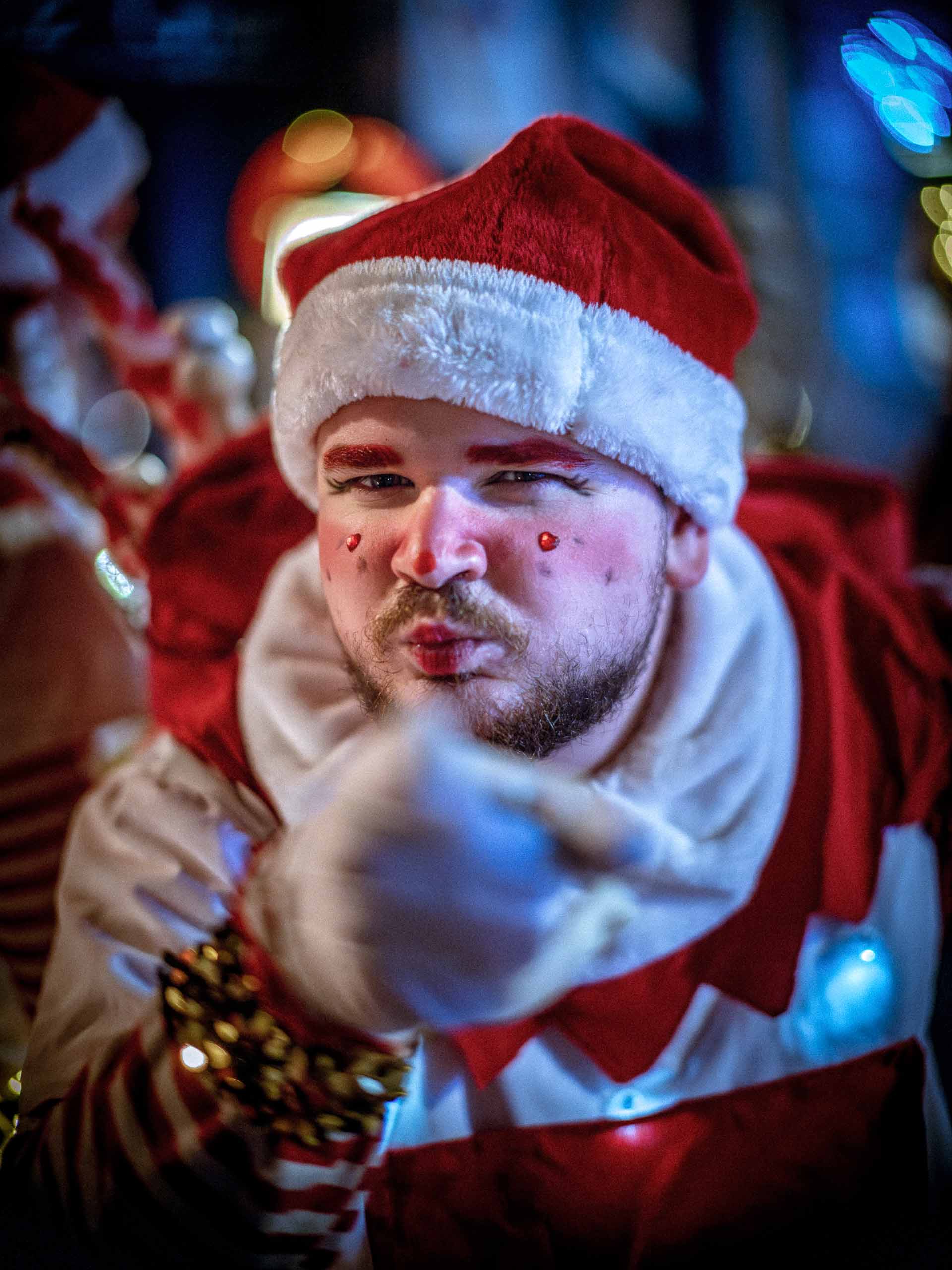 Spectacle de rue "Mission cadeau" par Les Pêchus - Noël 2024 -