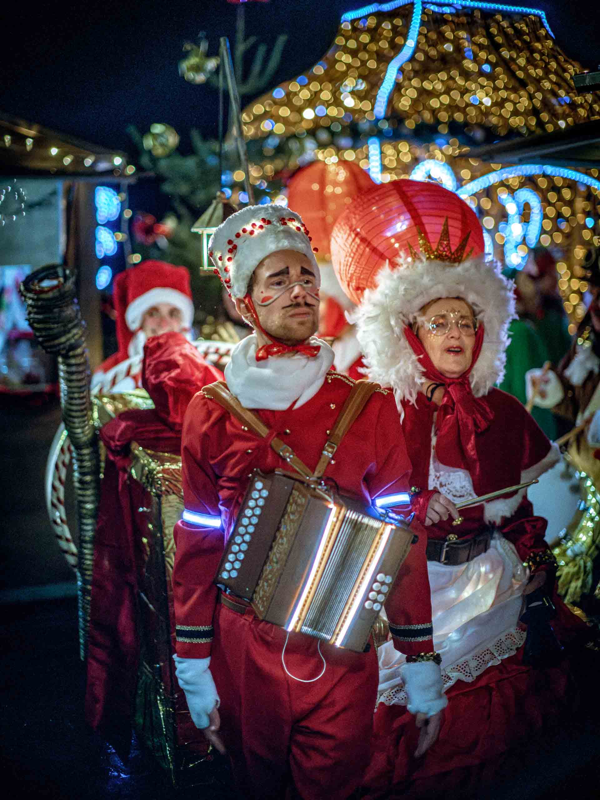 Spectacle de rue "Mission cadeau" par Les Pêchus - Noël 2024 -