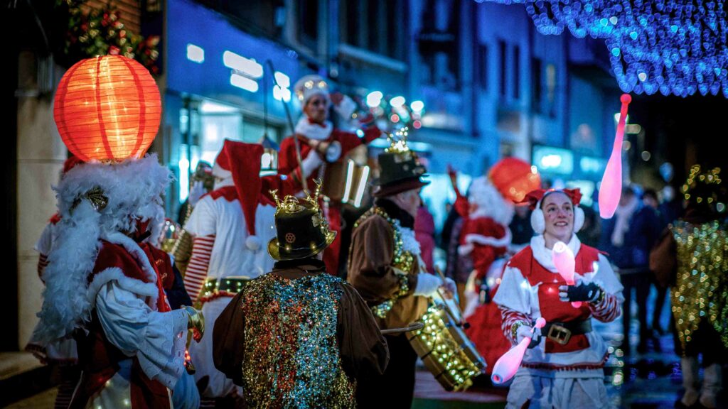 Spectacle de rue "Mission cadeau" par Les Pêchus - Noël 2024 -