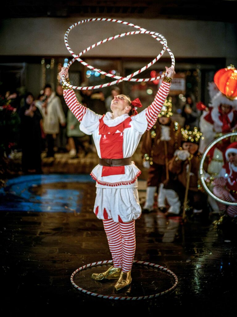 Spectacle de rue "Mission cadeau" par Les Pêchus - Noël 2024 -