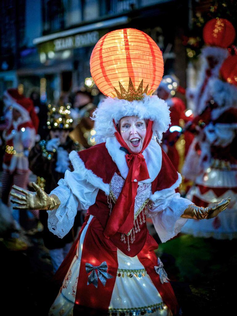 Spectacle de rue "Mission cadeau" par Les Pêchus - Noël 2024 -