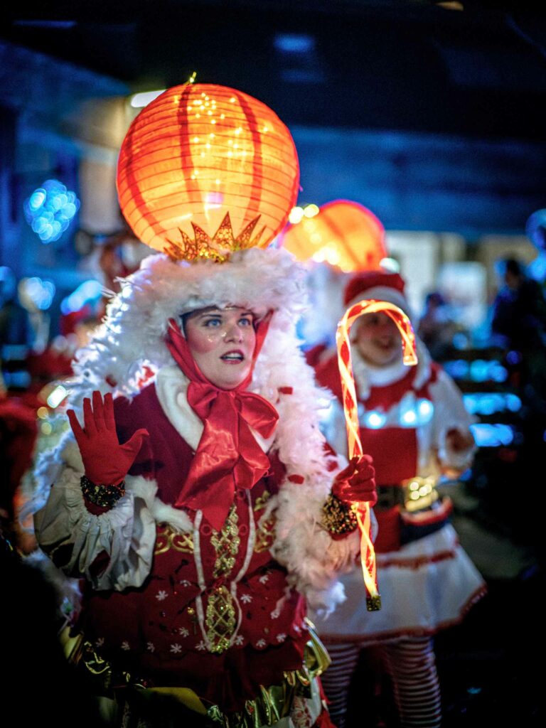Spectacle de rue "Mission cadeau" par Les Pêchus - Noël 2024 -